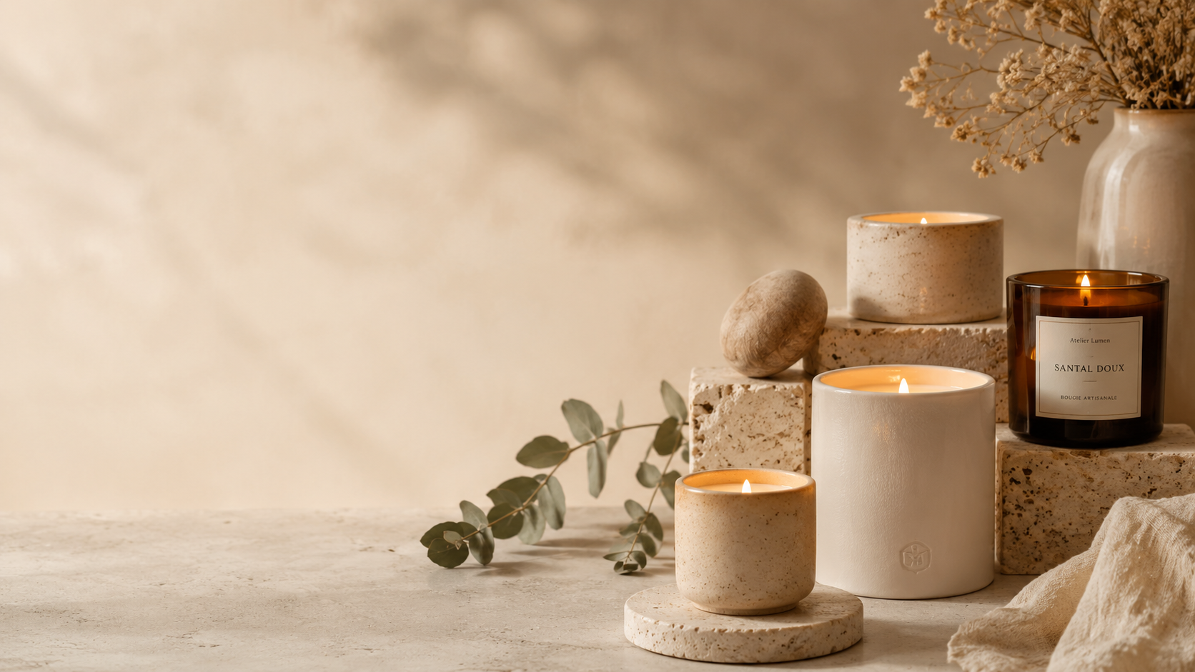 Bougies artisanales Atelier Lumen sur socles en travertin, parfum Santal Doux, eucalyptus et fleurs séchées