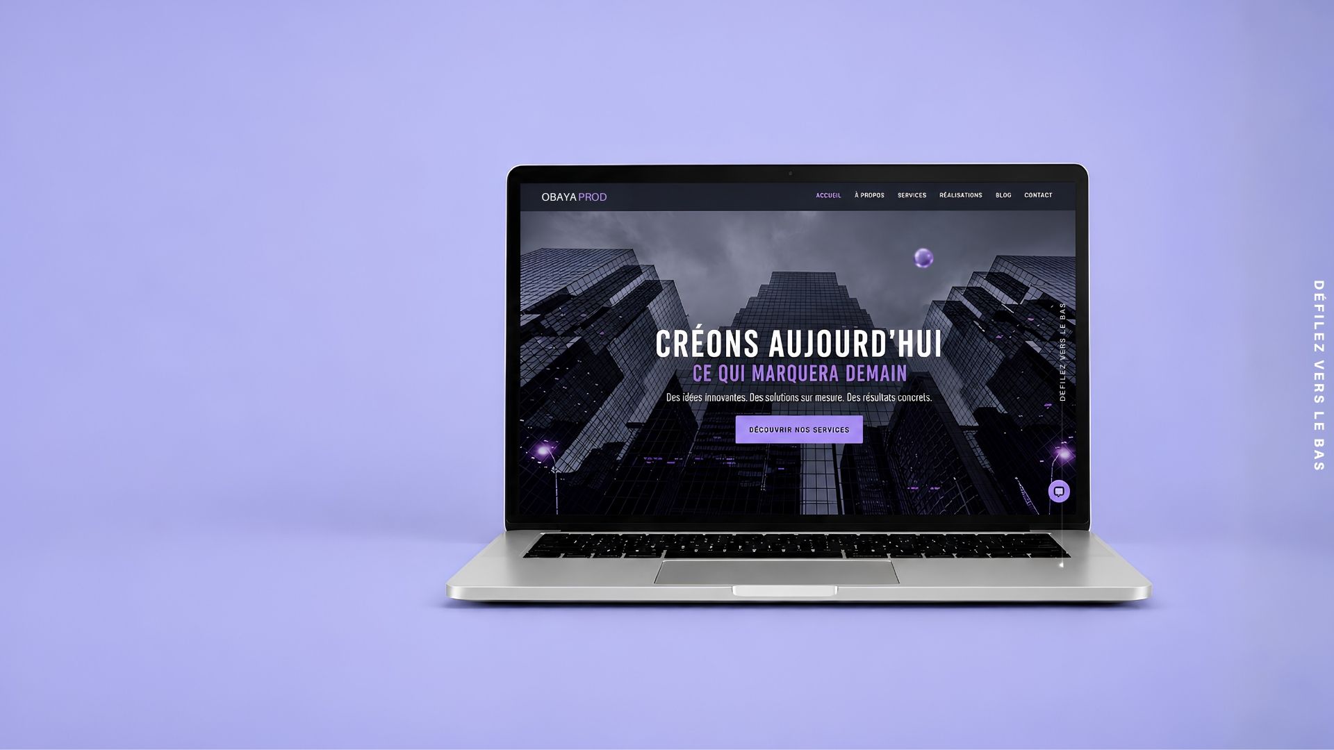 Univers violet de la formule Premium : ordinateur portable présentant un site e-commerce sombre et immersif, entouré d'objets en verre violet